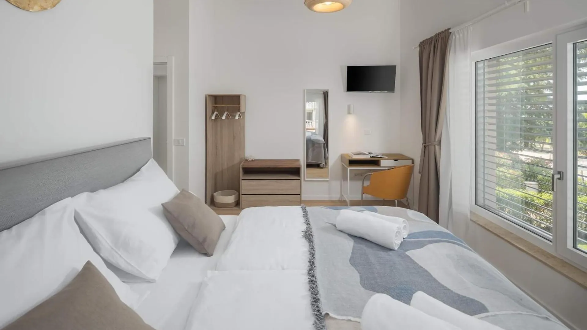 Valdora Luxury Villa With Pool Новиград