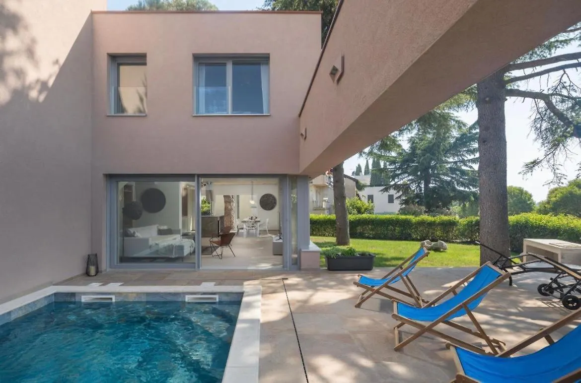 Valdora Luxury Villa With Pool Новиград
